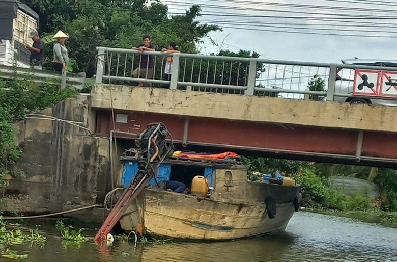 Hiện trường vụ tai nạn khiến người đ&agrave;n &ocirc;ng l&aacute;i ghe tử vong tại chỗ.