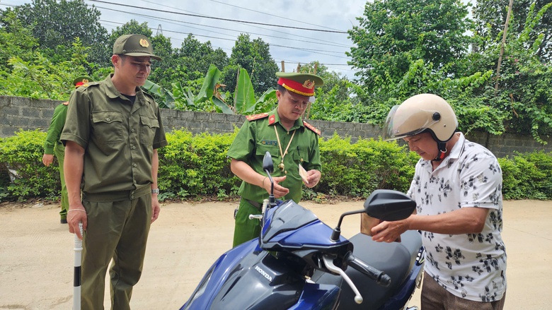 Một ng&agrave;y theo ch&acirc;n c&ocirc;ng an x&atilde;, phường ở H&ograve;a B&igrave;nh xử l&yacute; vi phạm giao th&ocirc;ng- Ảnh 5.