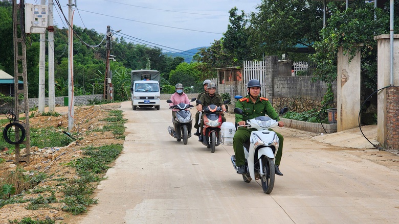 Một ng&agrave;y theo ch&acirc;n c&ocirc;ng an x&atilde;, phường ở H&ograve;a B&igrave;nh xử l&yacute; vi phạm giao th&ocirc;ng- Ảnh 4.
