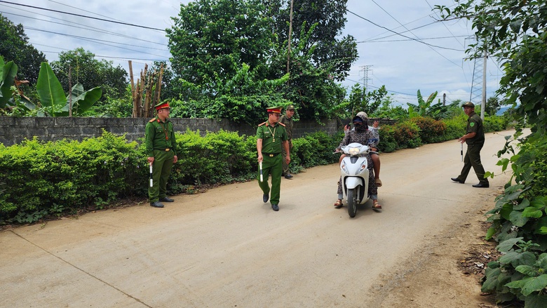 Một ng&agrave;y theo ch&acirc;n c&ocirc;ng an x&atilde;, phường ở H&ograve;a B&igrave;nh xử l&yacute; vi phạm giao th&ocirc;ng- Ảnh 6.