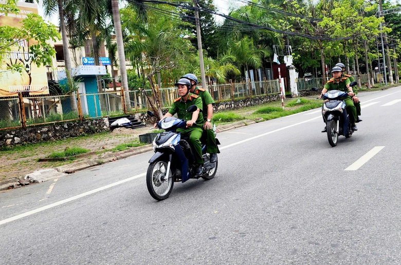 Một ng&agrave;y theo ch&acirc;n c&ocirc;ng an x&atilde;, phường ở H&ograve;a B&igrave;nh xử l&yacute; vi phạm giao th&ocirc;ng- Ảnh 7.