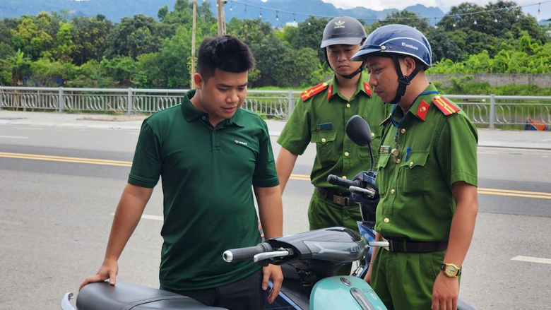 Một ng&agrave;y theo ch&acirc;n c&ocirc;ng an x&atilde;, phường ở H&ograve;a B&igrave;nh xử l&yacute; vi phạm giao th&ocirc;ng- Ảnh 9.