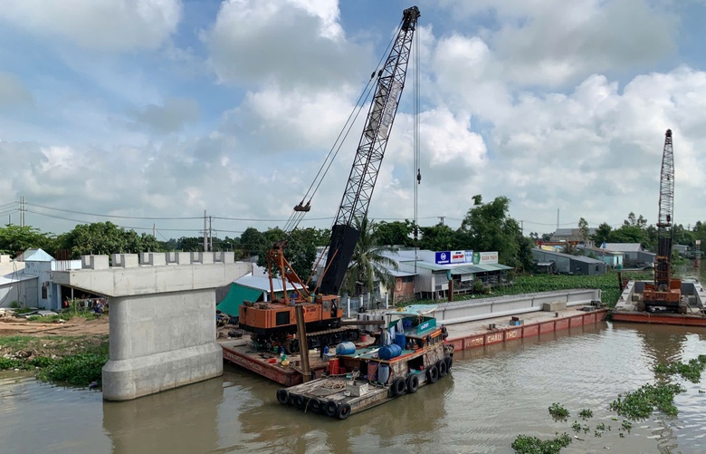 Kiên Giang: Cầu Vàm Xáng Thị Đội gác dầm 6/9 nhịp, quyết tâm về đích trước hạn- Ảnh 2. Kiên Giang: Cầu Vàm Xáng Thị Đội gác dầm 6/9 nhịp, quyết tâm về đích trước hạn- Ảnh 2.