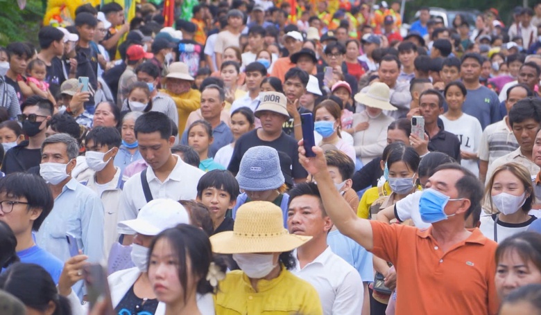 D&ograve;ng người đội mưa trang nghi&ecirc;m rước tượng B&agrave; Ch&uacute;a xứ từ tr&ecirc;n đỉnh về miếu N&uacute;i Sam- Ảnh 7.