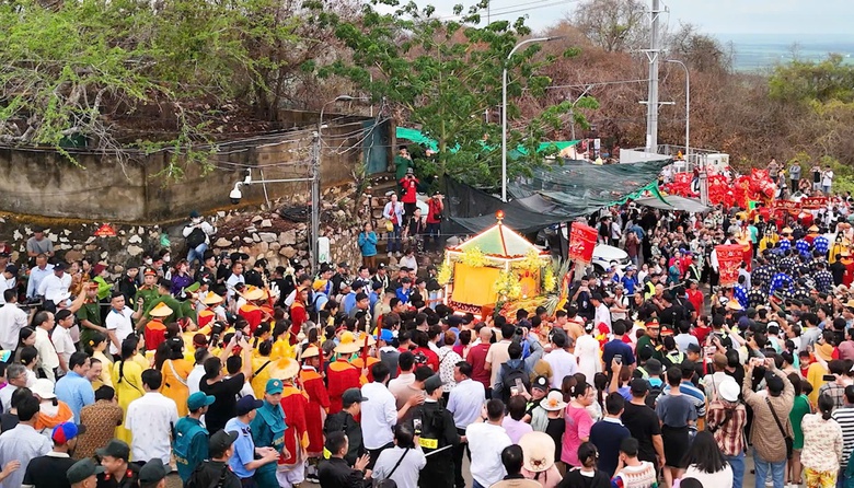 D&ograve;ng người đội mưa trang nghi&ecirc;m rước tượng B&agrave; Ch&uacute;a xứ từ tr&ecirc;n đỉnh về miếu N&uacute;i Sam- Ảnh 6.