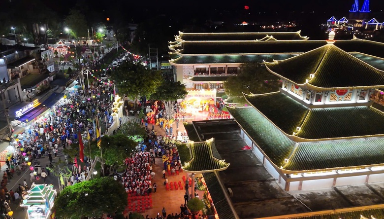 D&ograve;ng người đội mưa trang nghi&ecirc;m rước tượng B&agrave; Ch&uacute;a xứ từ tr&ecirc;n đỉnh về miếu N&uacute;i Sam- Ảnh 9.