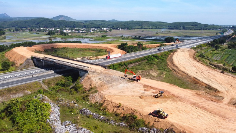 T&aacute;i khởi động n&uacute;t giao nối cao tốc Bắc - Nam với Dung Quất sau nhiều năm dang dở- Ảnh 1.