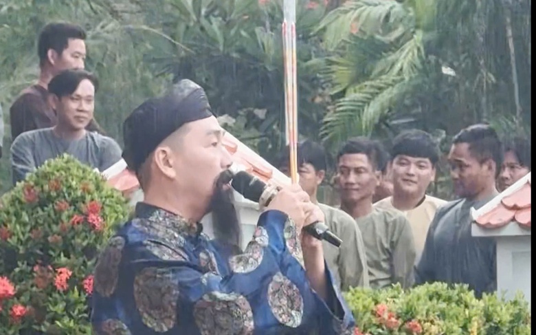 D&ograve;ng người đội mưa trang nghi&ecirc;m rước tượng B&agrave; Ch&uacute;a xứ từ tr&ecirc;n đỉnh về miếu N&uacute;i Sam- Ảnh 1.