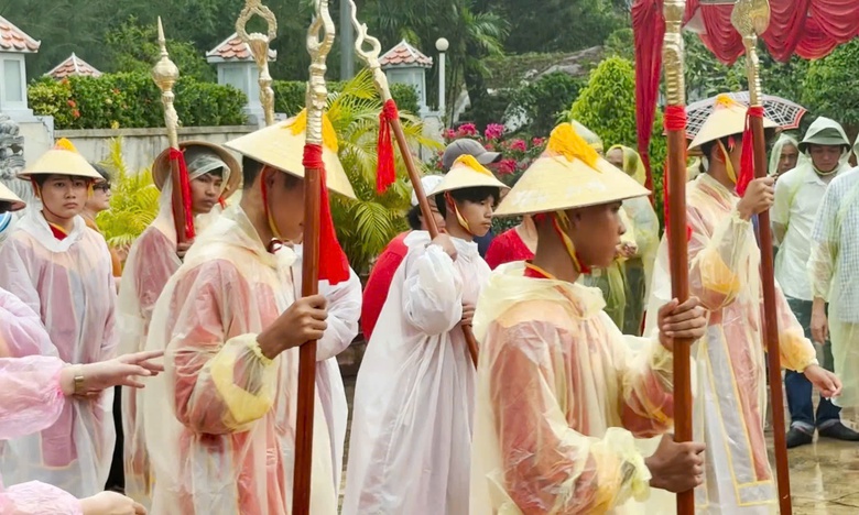 D&ograve;ng người đội mưa trang nghi&ecirc;m rước tượng B&agrave; Ch&uacute;a xứ từ tr&ecirc;n đỉnh về miếu N&uacute;i Sam- Ảnh 3.