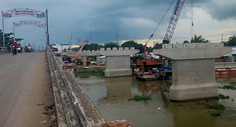 Kiên Giang: Cầu Vàm Xáng Thị Đội gác dầm 6/9 nhịp, quyết tâm về đích trước hạn- Ảnh 3. Kiên Giang: Cầu Vàm Xáng Thị Đội gác dầm 6/9 nhịp, quyết tâm về đích trước hạn- Ảnh 3.