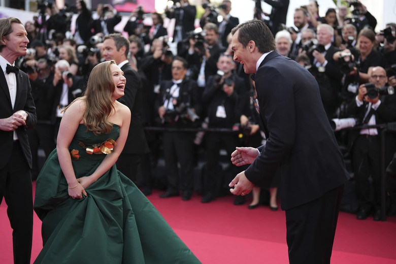 Một người mẫu nội y mặc phản cảm bất chấp lệnh cấm ở Liên hoan phim Cannes- Ảnh 4. Một người mẫu nội y mặc phản cảm bất chấp lệnh cấm ở Liên hoan phim Cannes- Ảnh 4.