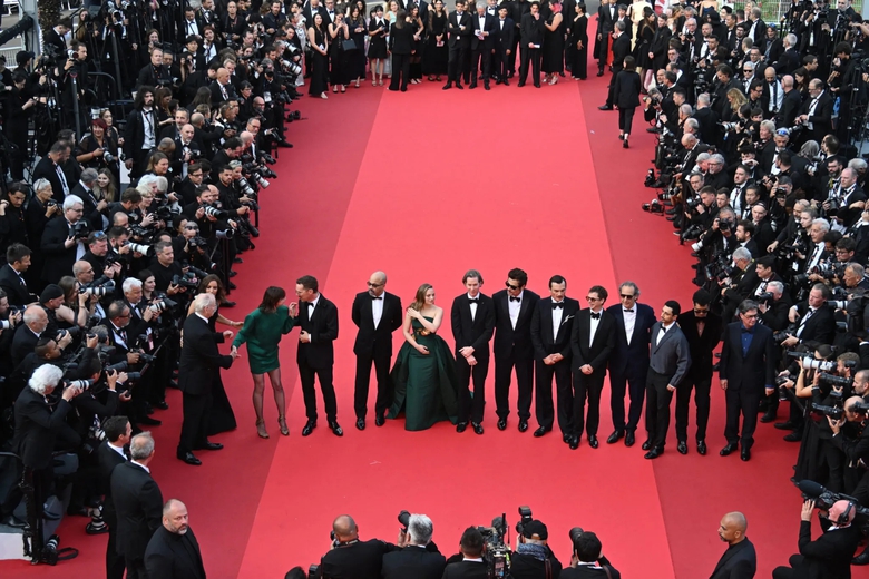 Một người mẫu nội y mặc phản cảm bất chấp lệnh cấm ở Liên hoan phim Cannes- Ảnh 1. Một người mẫu nội y mặc phản cảm bất chấp lệnh cấm ở Liên hoan phim Cannes- Ảnh 1.