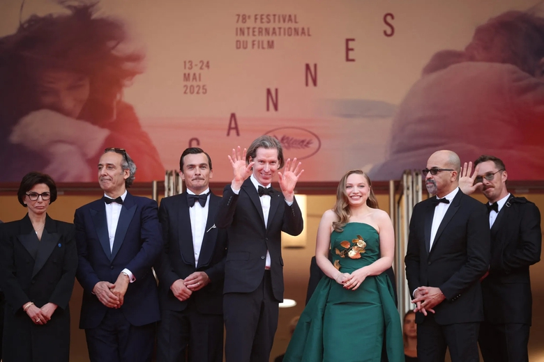 Một người mẫu nội y mặc phản cảm bất chấp lệnh cấm ở Liên hoan phim Cannes- Ảnh 2. Một người mẫu nội y mặc phản cảm bất chấp lệnh cấm ở Liên hoan phim Cannes- Ảnh 2.