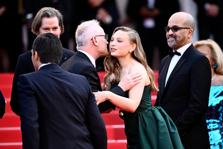 Một người mẫu nội y mặc phản cảm bất chấp lệnh cấm ở Liên hoan phim Cannes- Ảnh 3. Một người mẫu nội y mặc phản cảm bất chấp lệnh cấm ở Liên hoan phim Cannes- Ảnh 3.