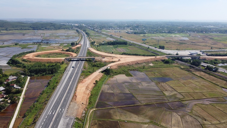 T&aacute;i khởi động n&uacute;t giao nối cao tốc Bắc - Nam với Dung Quất sau nhiều năm dang dở- Ảnh 4.
