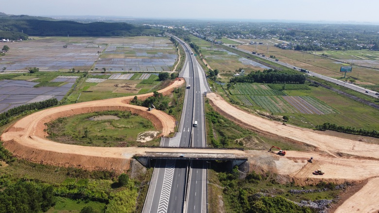 T&aacute;i khởi động n&uacute;t giao nối cao tốc Bắc - Nam với Dung Quất sau nhiều năm dang dở- Ảnh 2.