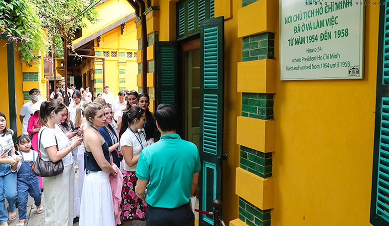 Du kh&aacute;ch nước ngo&agrave;i xếp h&agrave;ng v&agrave;o Lăng viếng Chủ tịch Hồ Ch&iacute; Minh- Ảnh 2.