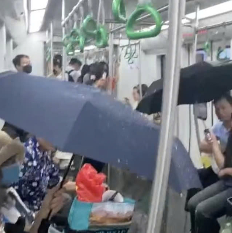 Hà Nội: Khách bất ngờ phải… che ô khi đi metro Cát Linh - Hà Đông- Ảnh 1. Hà Nội: Khách bất ngờ phải… che ô khi đi metro Cát Linh - Hà Đông- Ảnh 1.