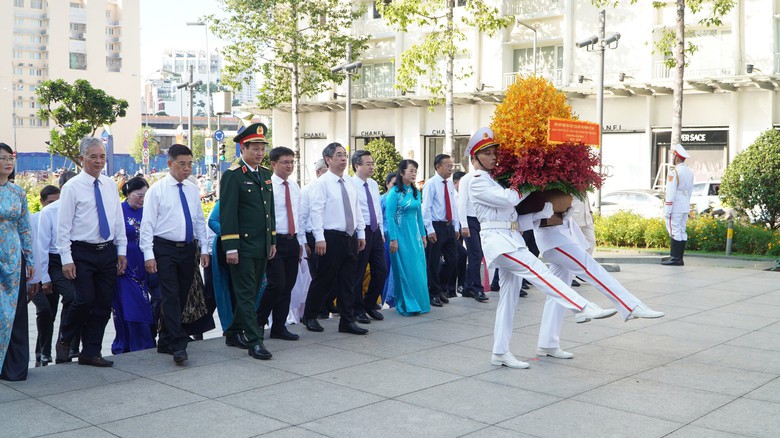 L&atilde;nh đạo TP.HCM d&acirc;ng hoa tưởng niệm Chủ tịch Hồ Ch&iacute; Minh- Ảnh 2.