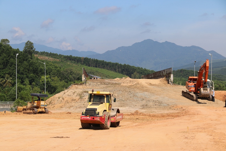 T&aacute;i khởi động n&uacute;t giao nối cao tốc Bắc - Nam với Dung Quất sau nhiều năm dang dở- Ảnh 3.