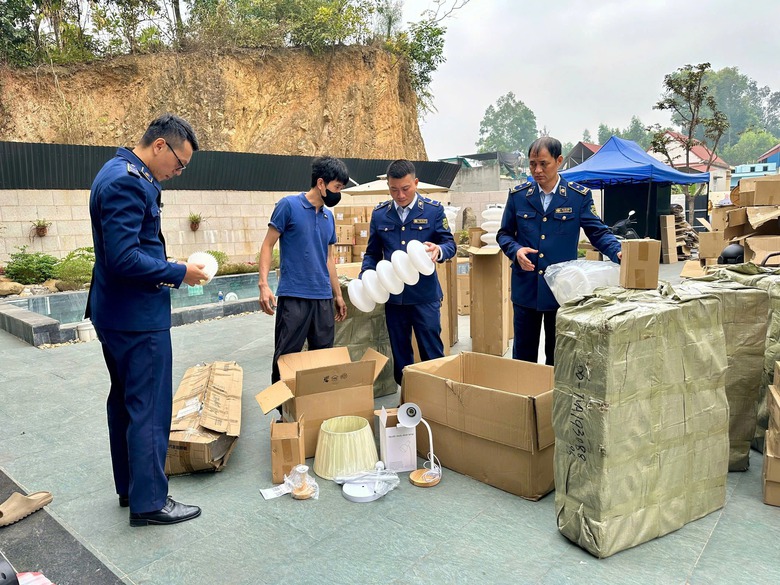 Phát động cao điểm truy quét buôn lậu, hàng giả trên toàn quốc- Ảnh 2. Phát động cao điểm truy quét buôn lậu, hàng giả trên toàn quốc- Ảnh 2.