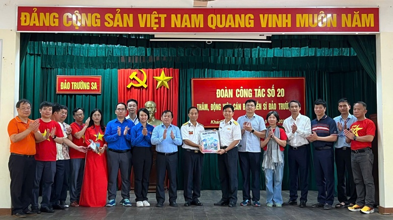 H&agrave;nh qu&acirc;n đến Trường Sa: Mang ra t&igrave;nh cảm, mang về niềm tin- Ảnh 6.
