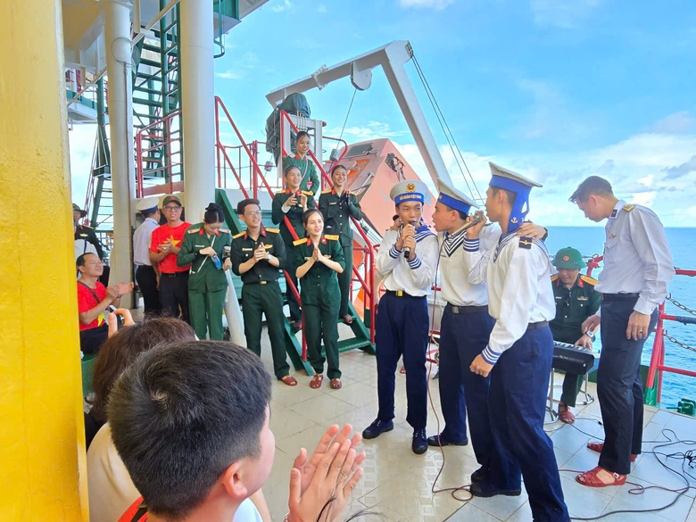 H&agrave;nh qu&acirc;n đến Trường Sa: Mang ra t&igrave;nh cảm, mang về niềm tin- Ảnh 7.