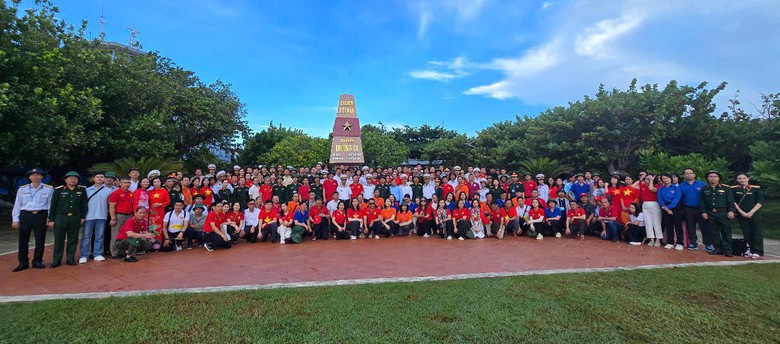 H&agrave;nh qu&acirc;n đến Trường Sa: Mang ra t&igrave;nh cảm, mang về niềm tin- Ảnh 8.