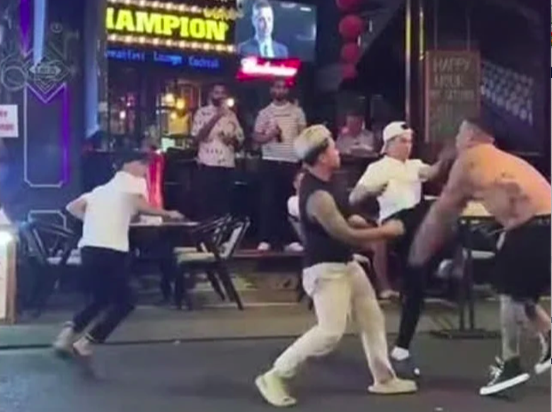 TP.HCM: Du kh&aacute;ch nước ngo&agrave;i bị đ&aacute;nh tại phố B&ugrave;i Viện, c&ocirc;ng an v&agrave;o cuộc- Ảnh 1.