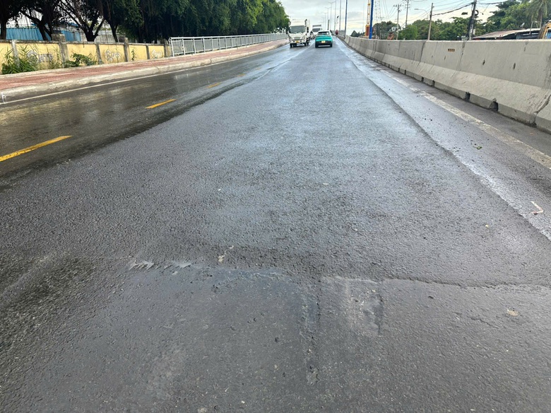 TP.HCM: Cầu Tăng Long thảm b&ecirc; t&ocirc;ng nhựa phẳng phiu sau khi bị sụt l&uacute;n v&agrave; rạn nứt mố cầu- Ảnh 1.