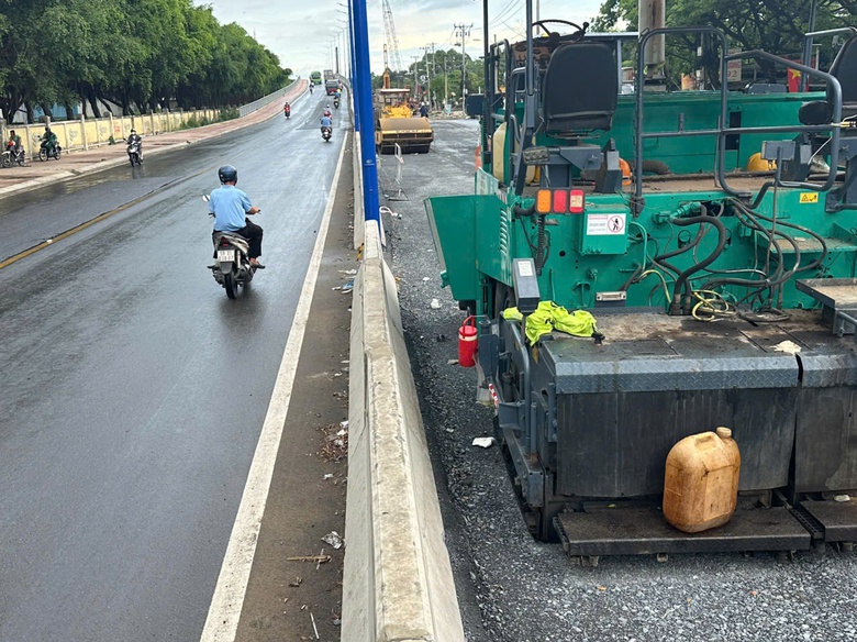 TP.HCM: Cầu Tăng Long thảm b&ecirc; t&ocirc;ng nhựa phẳng phiu sau khi bị sụt l&uacute;n v&agrave; rạn nứt mố cầu- Ảnh 4.