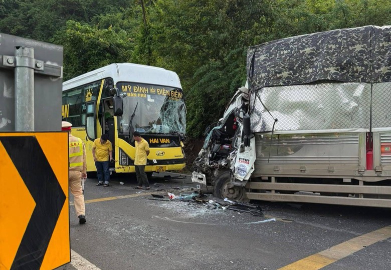 Xe khách đấu đầu xe tải khiến 1 người thương nặng ở Sơn La- Ảnh 1. Xe khách đấu đầu xe tải khiến 1 người thương nặng ở Sơn La- Ảnh 1.