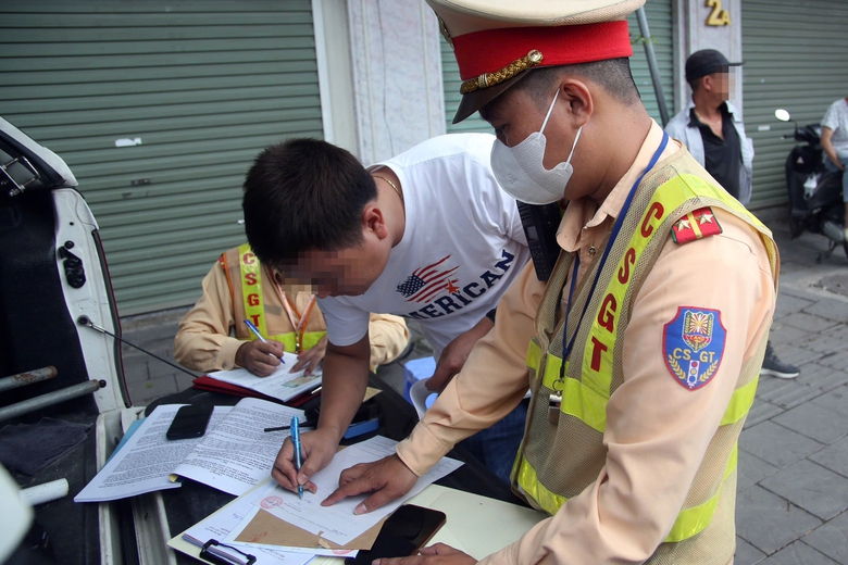 CSGT ghi h&igrave;nh, xử phạt gần 200 xe kh&aacute;ch vi phạm quanh bến Mỹ Đ&igrave;nh- Ảnh 10.