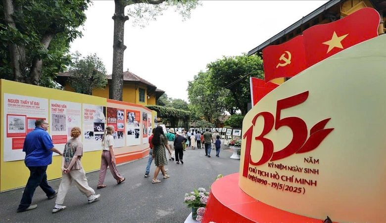 Du kh&aacute;ch nước ngo&agrave;i xếp h&agrave;ng v&agrave;o Lăng viếng Chủ tịch Hồ Ch&iacute; Minh- Ảnh 1.