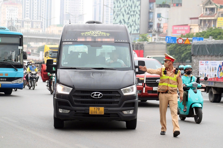 CSGT ghi h&igrave;nh, xử phạt gần 200 xe kh&aacute;ch vi phạm quanh bến Mỹ Đ&igrave;nh- Ảnh 8.