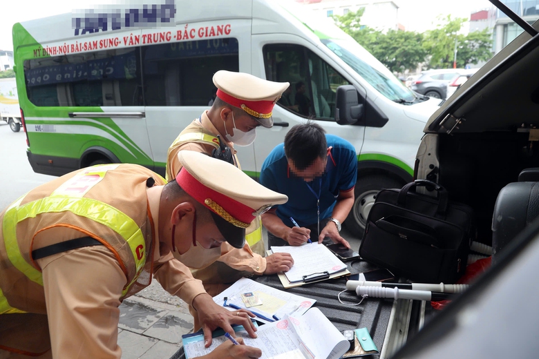 CSGT ghi h&igrave;nh, xử phạt gần 200 xe kh&aacute;ch vi phạm quanh bến Mỹ Đ&igrave;nh- Ảnh 7.