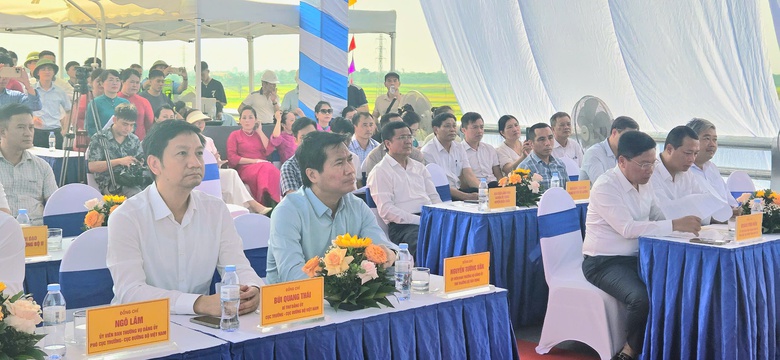 Nghệ An: Th&ocirc;ng xe kỹ thuật cầu vượt đường sắt, giải tỏa n&uacute;t thắt giao th&ocirc;ng QL7- Ảnh 1.