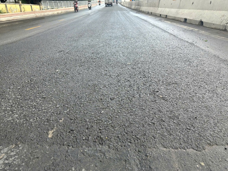 TP.HCM: Cầu Tăng Long thảm b&ecirc; t&ocirc;ng nhựa phẳng phiu sau khi bị sụt l&uacute;n v&agrave; rạn nứt mố cầu- Ảnh 5.