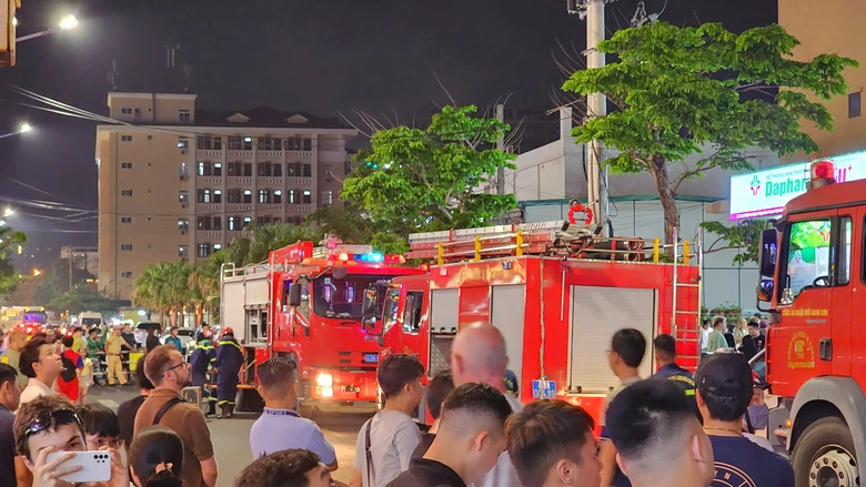 Ch&aacute;y chung cư ở Đ&agrave; Nẵng, cư d&acirc;n hốt hoảng th&aacute;o chạy- Ảnh 1.