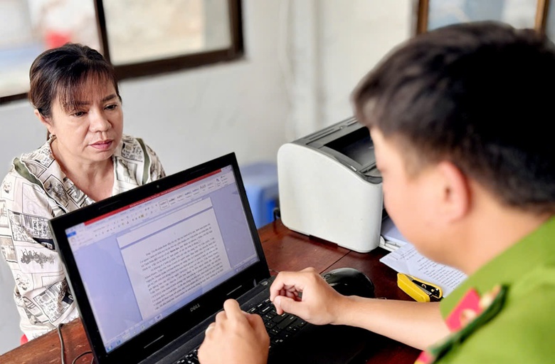 Chở đường thu&ecirc;, tranh thủ tuồn th&ecirc;m 2.000 bao thuốc l&aacute; lậu qua bi&ecirc;n giới- Ảnh 1.