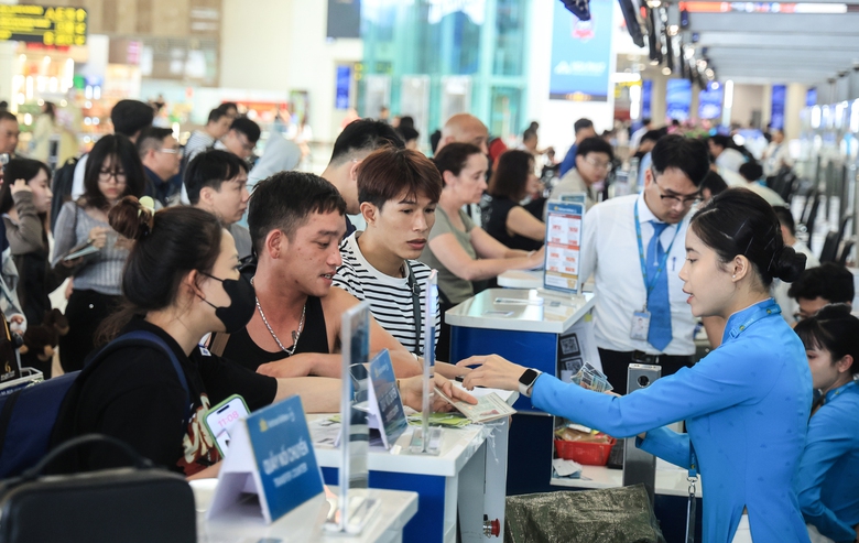 Hơn 153.000 kh&aacute;ch bay trong ng&agrave;y 2/5- Ảnh 1.