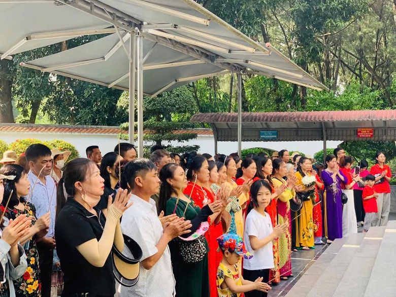 Khoảng 15.000 người về Ng&atilde; ba Đồng Lộc tri &acirc;n trong dịp lễ 30/4- Ảnh 7.