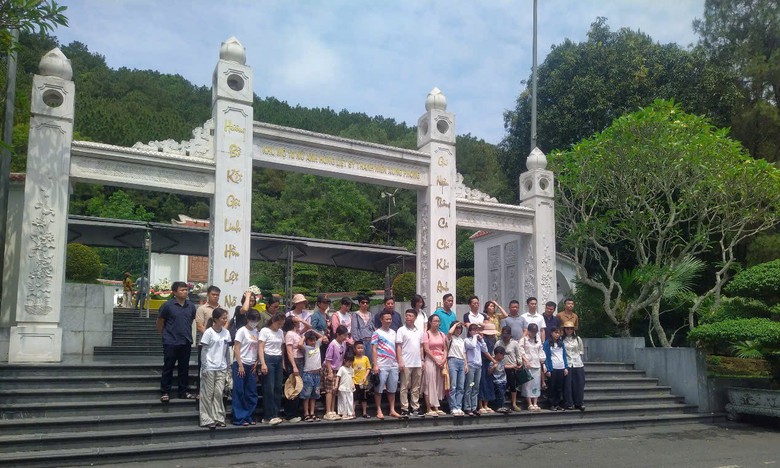 Khoảng 15.000 người về Ng&atilde; ba Đồng Lộc tri &acirc;n trong dịp lễ 30/4- Ảnh 10.