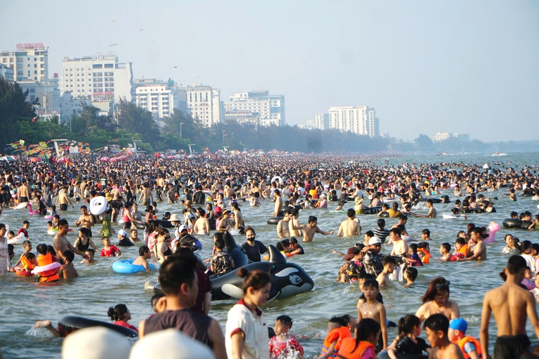 Biển Sầm Sơn quá tải với gần 1 triệu lượt khách trong dịp lễ 30/4 - 1/5- Ảnh 1. Biển Sầm Sơn quá tải với gần 1 triệu lượt khách trong dịp lễ 30/4 - 1/5- Ảnh 1.