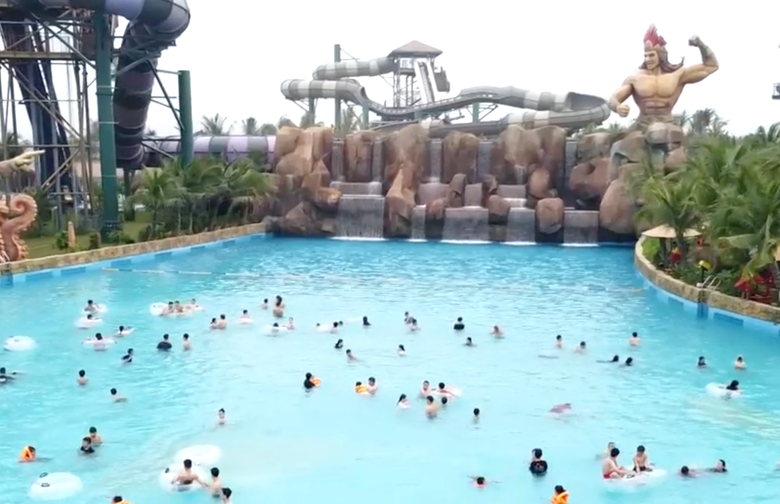 Biển Sầm Sơn quá tải với gần 1 triệu lượt khách trong dịp lễ 30/4 - 1/5- Ảnh 3. Biển Sầm Sơn quá tải với gần 1 triệu lượt khách trong dịp lễ 30/4 - 1/5- Ảnh 3.