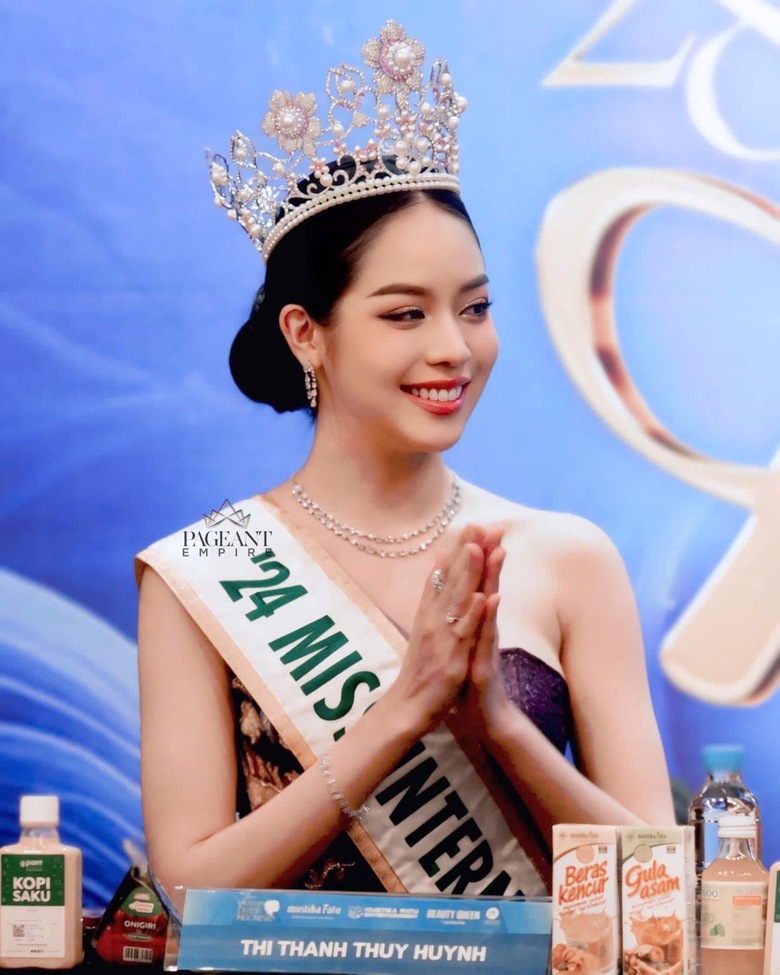 Hoa hậu Thanh Thuỷ gặp c&aacute;c nhan sắc quốc tế tại đ&ecirc;m chung kết Puteri Indonesia 2025- Ảnh 1.