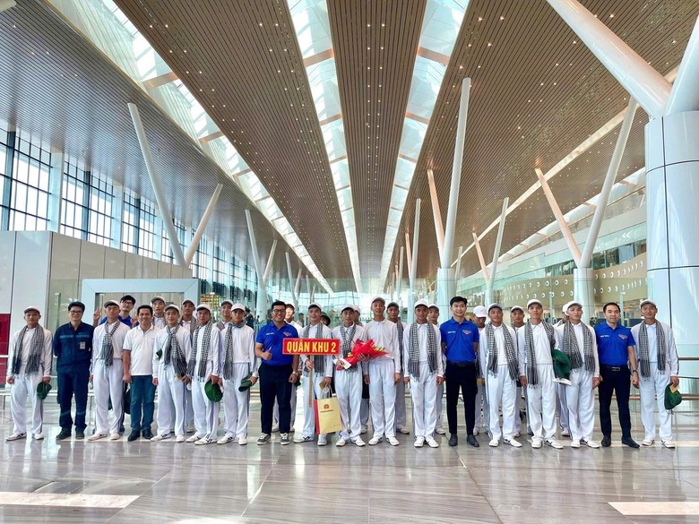 X&uacute;c động tiễn c&aacute;c chiến sĩ diễu binh rời TP.HCM sau lễ kỷ niệm 50 năm Giải ph&oacute;ng miền Nam- Ảnh 5.