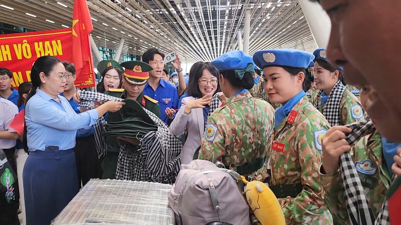 X&uacute;c động tiễn c&aacute;c chiến sĩ diễu binh rời TP.HCM sau lễ kỷ niệm 50 năm Giải ph&oacute;ng miền Nam- Ảnh 3.