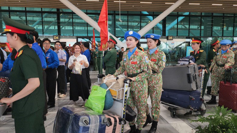 X&uacute;c động tiễn c&aacute;c chiến sĩ diễu binh rời TP.HCM sau lễ kỷ niệm 50 năm Giải ph&oacute;ng miền Nam- Ảnh 6.