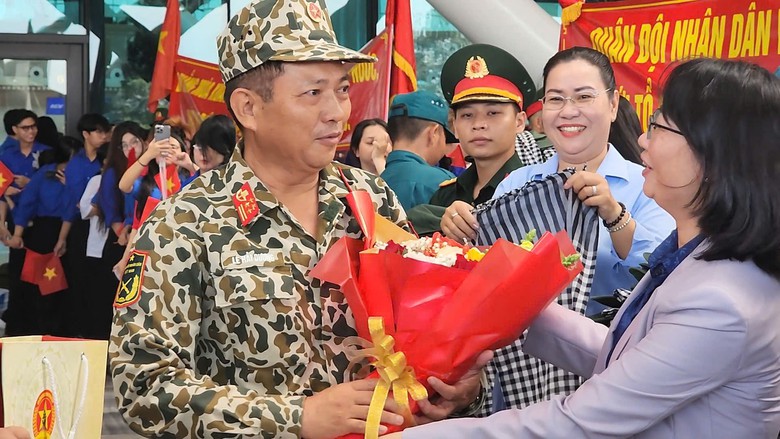 X&uacute;c động tiễn c&aacute;c chiến sĩ diễu binh rời TP.HCM sau lễ kỷ niệm 50 năm Giải ph&oacute;ng miền Nam- Ảnh 9.